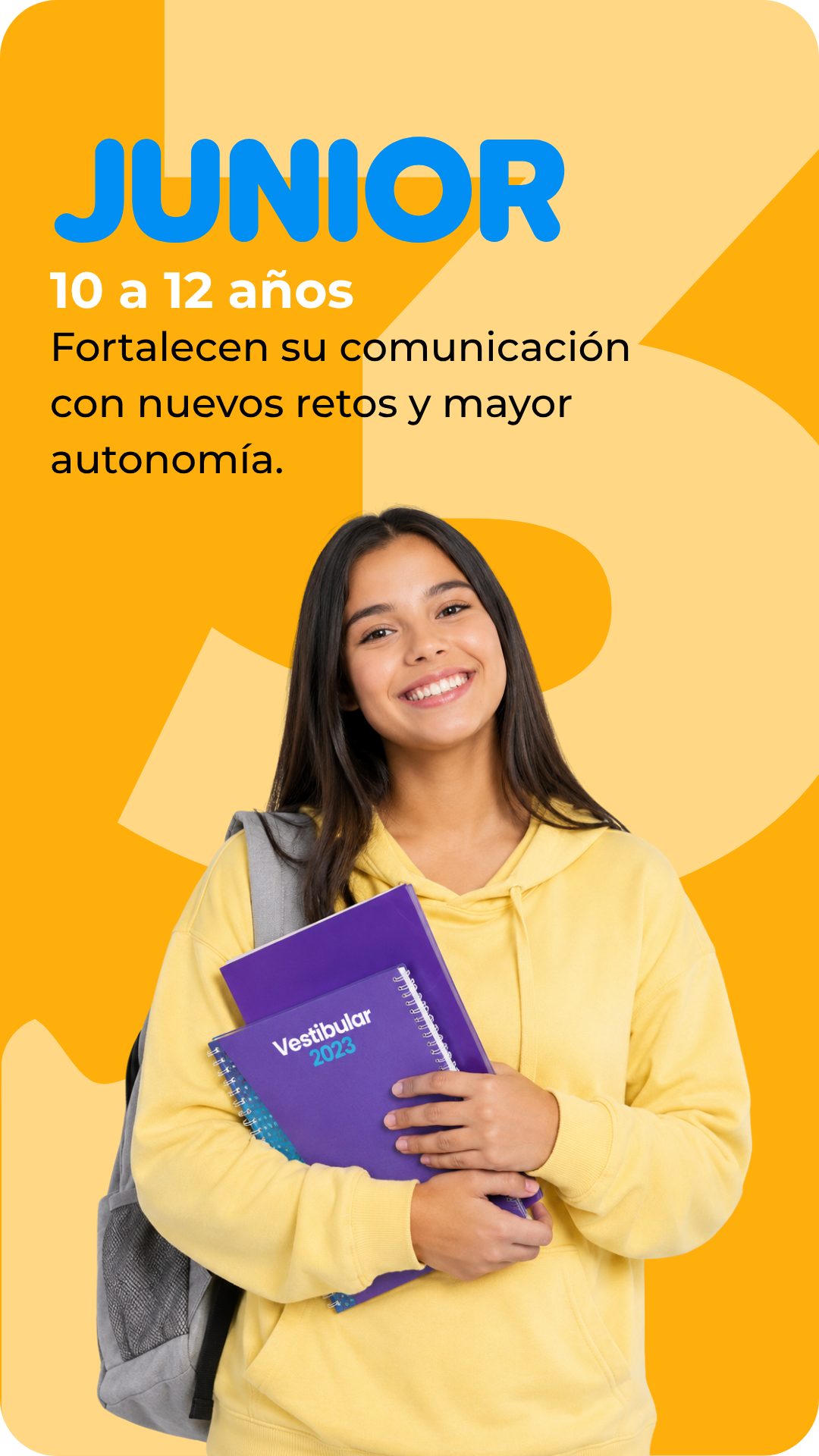 Adolescente sonriendo con mochila y cuadernos durante un programa de inglés para adolescentes.