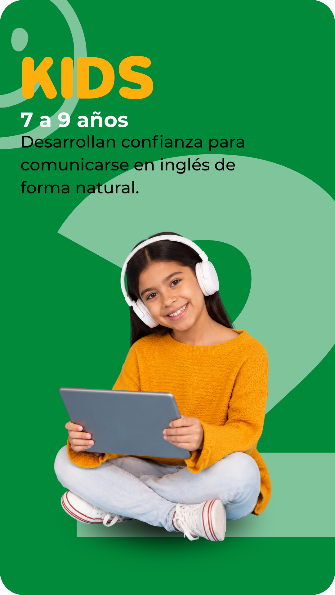 Niña utilizando una tablet y audífonos durante un programa de inglés para niños en modalidad virtual.