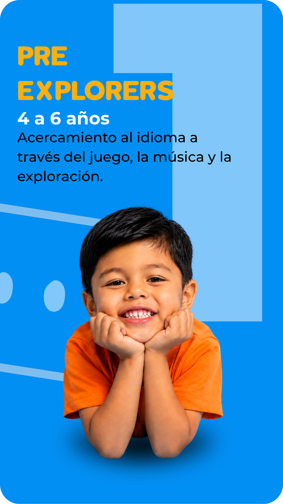 Niño sonriendo durante un programa de inglés para niños